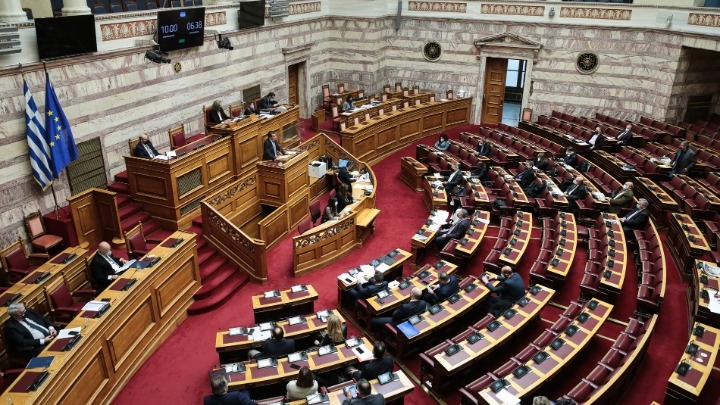 Πρόταση μομφής: Κορυφώνεται με τις ομιλίες των αρχηγών η συζήτηση στη Βουλή – Δείτε live