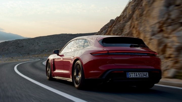 Πέντε νέες εκδόσεις την άνοιξη από την Porsche Τaycan Sport Turismo