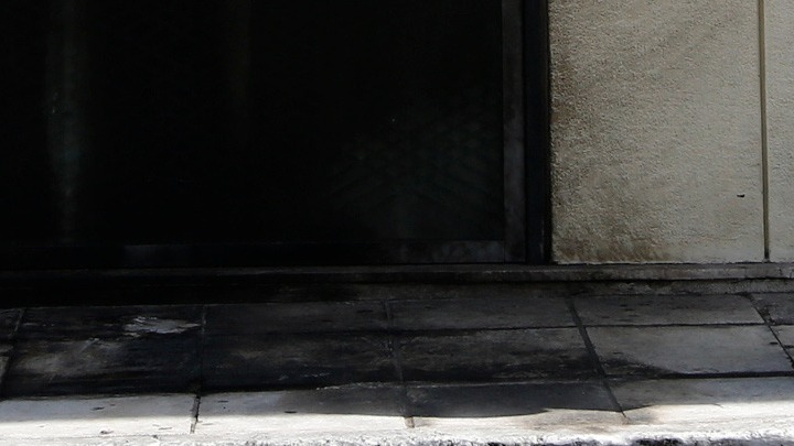 Ακόμη μία επίθεση με γκαζάκια σε είσοδο πολυκατοικίας τα ξημερώματα