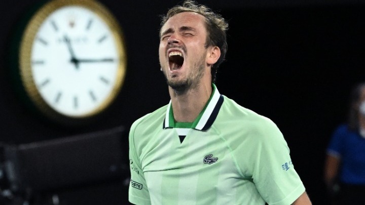 Australian Open: Ο Μεντβέντεφ προηγείται 1-0 σετ του Τσιτσιπά στον ημιτελικό (vid)