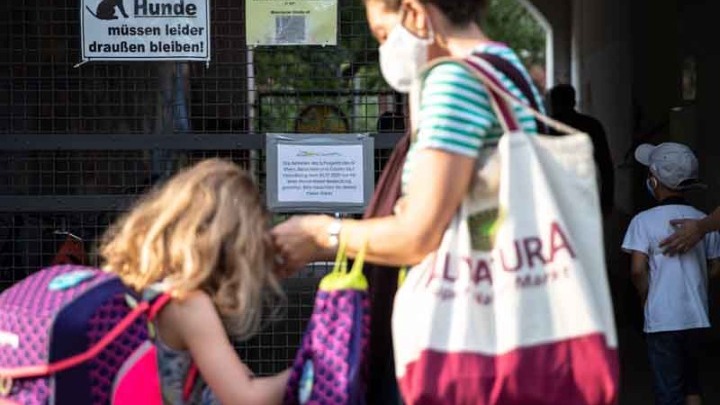 Πώς ανοίγουν σήμερα τα σχολεία σε Γερμανία και Αυστρία