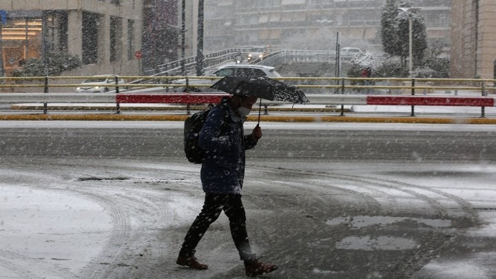 Προβλήματα ηλεκτροδότησης από τον χιονιά σε προάστεια της Αττικής