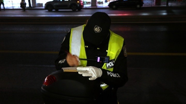 Θεσσαλονίκη: Σύλληψη 45χρονης στο Φάληρο – Λειτουργούσε μπαρ παραβιάζοντας τα υγειονομικά μέτρα