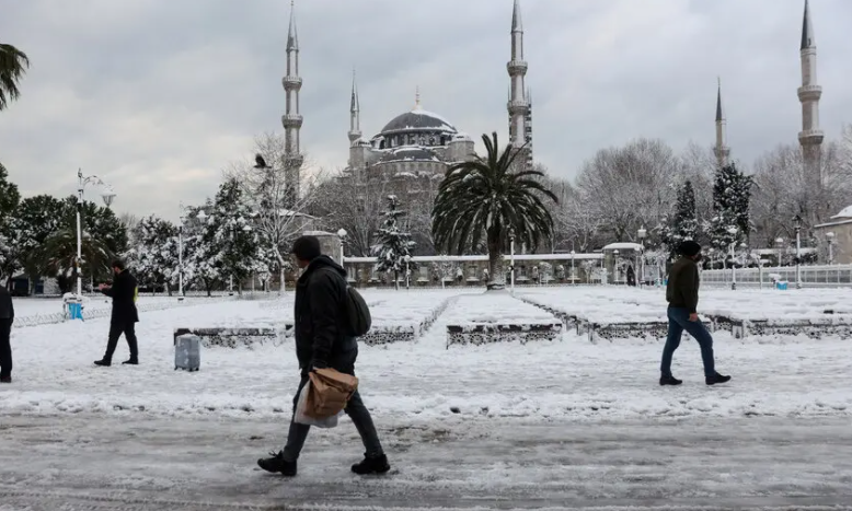 Τουρκικά ΜΜΕ: Ο Ιμάμογλου αντί να ρίχνει αλάτι στους δρόμους, έριχνε αλάτι στα ψάρια