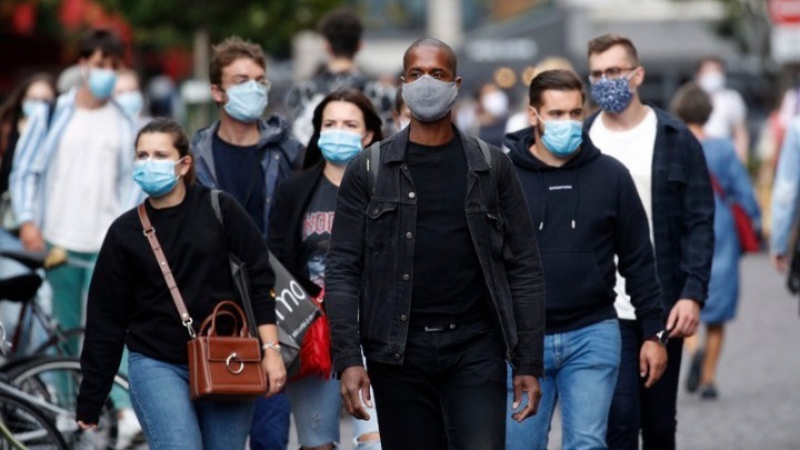 Μπροστά στην Όμικρον, η παγκόσμια οικονομία αναρωτιέται- Τσουνάμι ή κυματάκι;
