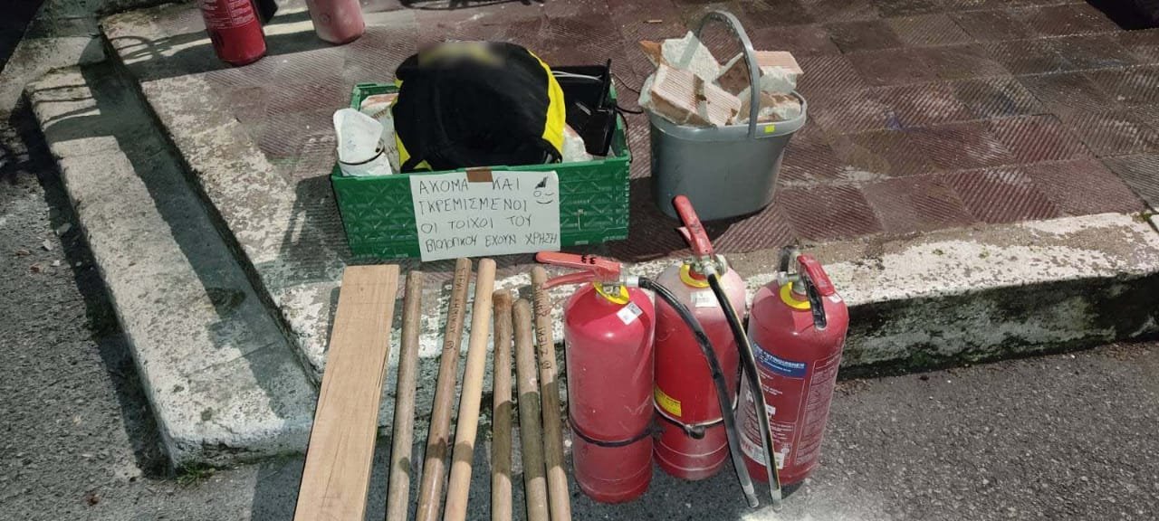 ΑΠΘ: Δείτε την επιχείρηση εκκένωσης της Αστυνομίας – Οι καταληψίες ψεκάζουν τους αστυνομικούς (vid)