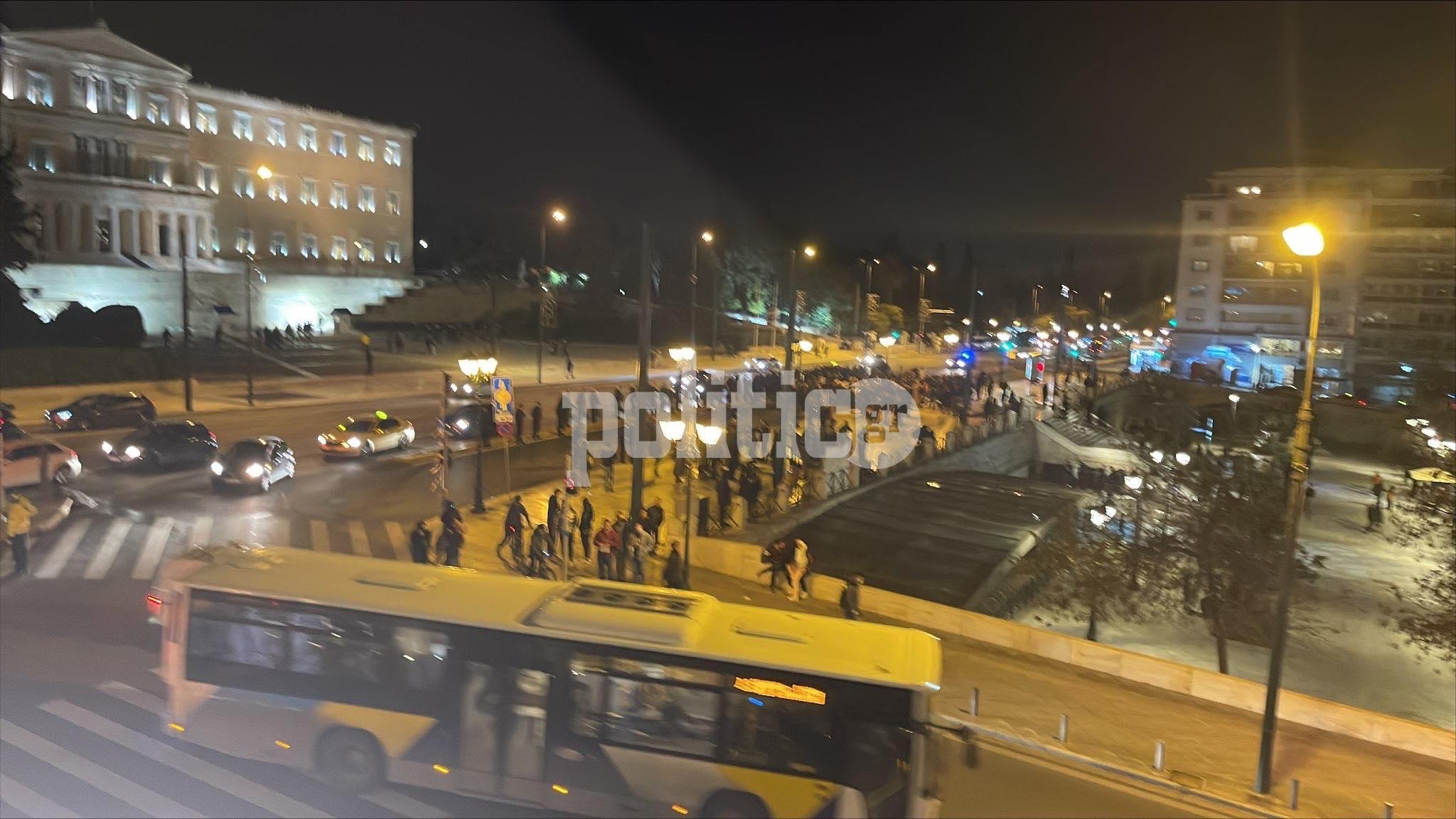Συγκέντρωση διαμαρτυρίας υγειονομικών έξω από τη Βουλή (pics & vid)