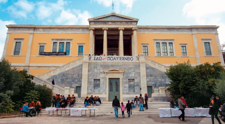 ΕΜΠ: Γυαλιά καρφιά το Κτίριο Διοίκησης – Άγνωστοι πέταξαν μπογιές, τρικάκια και έσπασαν τζάμια