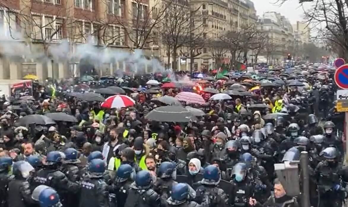 Διαδηλώσεις στη Γαλλία: «Εμείς θα σε τσαντίσουμε» απαντούν οι αντιεμβολιαστές στον Μακρόν (vids)