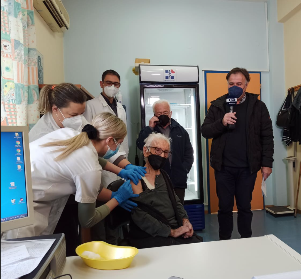 Σέρρες: Γιαγιά 107 ετών έκανε την τίτη δόση του εμβολίου (pic)