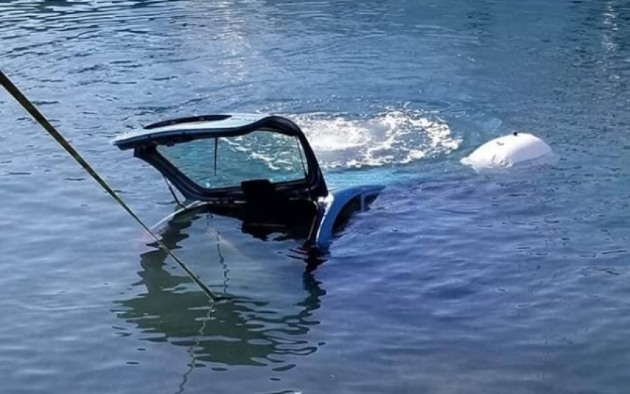 Αυτοκίνητο έπεσε στο λιμάνι του Πειραιά