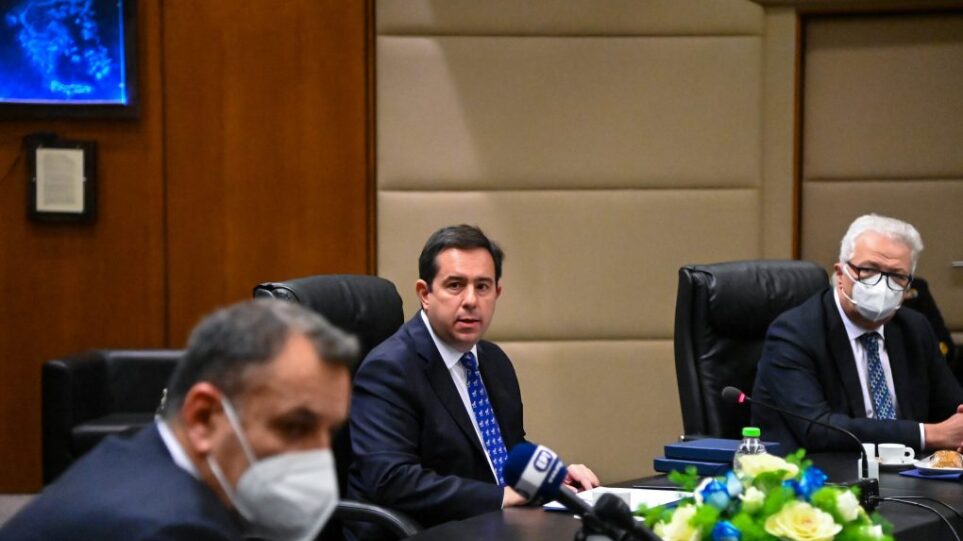 Συνάντηση Παναγιωτόπουλου-Μηταράκη: Μειωμένες στο χαμηλότερο της δεκαετίας οι μεταναστευτικές ροές