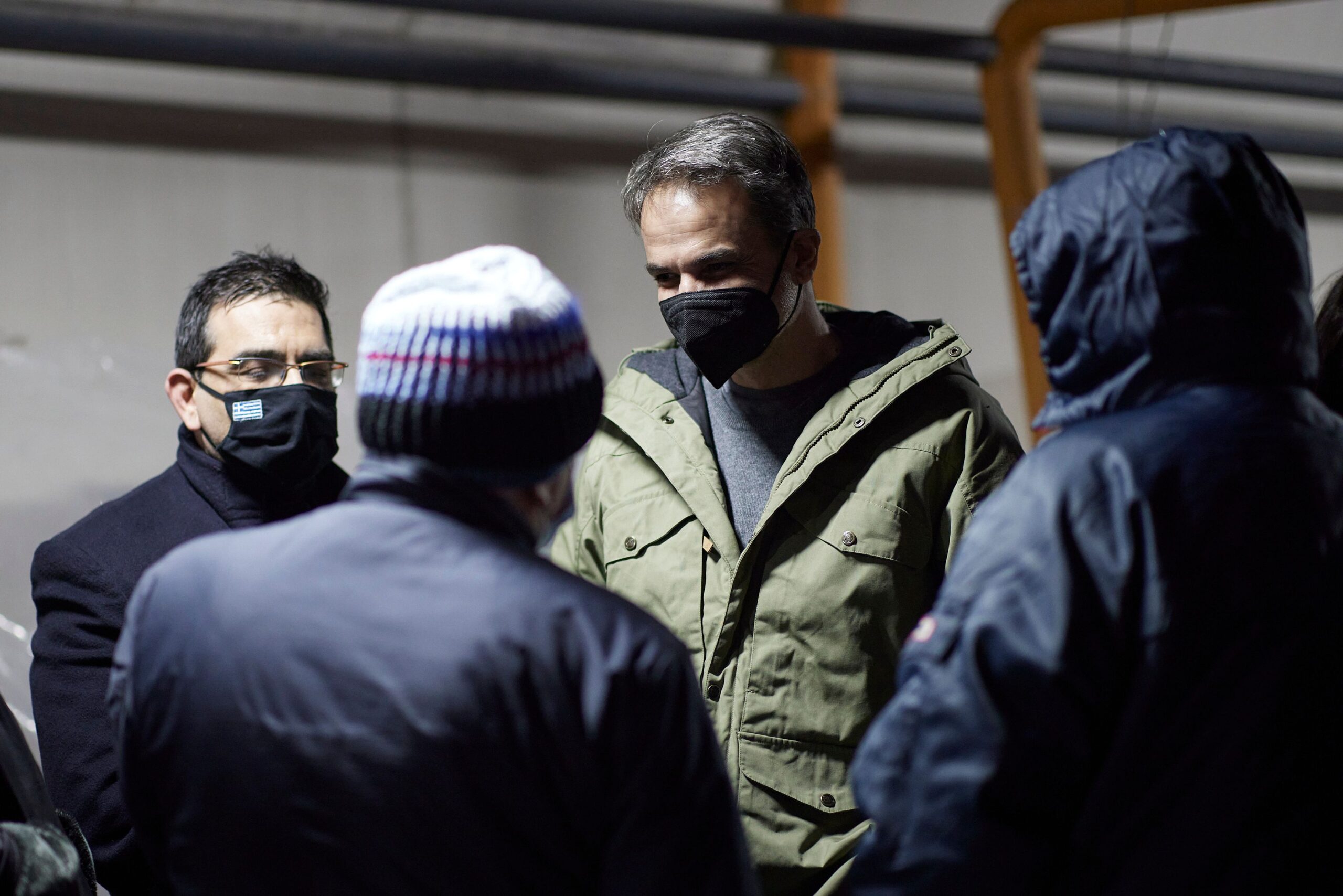 Επίσκεψη Μητσοτάκη στον Πειραιά – Συζήτησε με τους αστέγους – Ποιες είναι οι κυβερνητικές πρωτοβουλίες