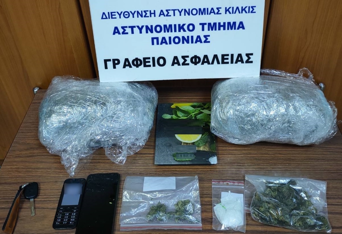 Θεσσαλονίκη: Αστυνομικοί εντόπισαν κρυμμένα ναρκωτικά σε αυτοκίνητο – Δείτε βίντεο από τη στιγμή της ανακάλυψης