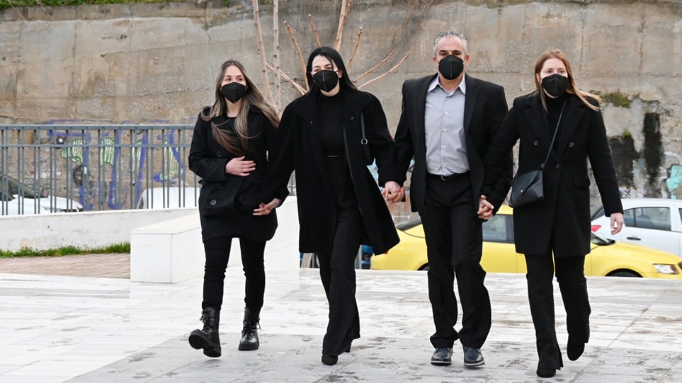 Συγκλονιστικό μήνυμα για το MeToo: Εμφανίστηκε ενωμένη η οικογένεια του θύματος (pics & vid)