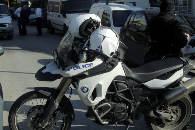 Δυτική Αττική: Εμβόλισαν μηχανή της ΔΙ.ΑΣ. – Τραυματίας ένας αστυνομικός