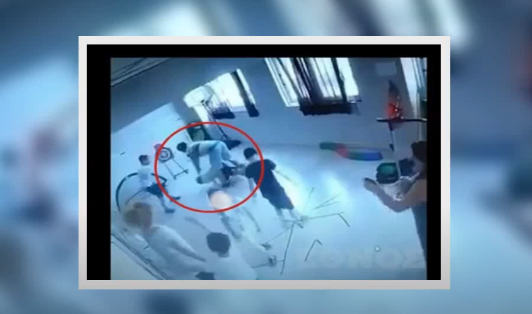 Φρίκη: Φυσικοθεραπευτής κλωτσά στο κεφάλι αυτιστικό παιδί (vid)