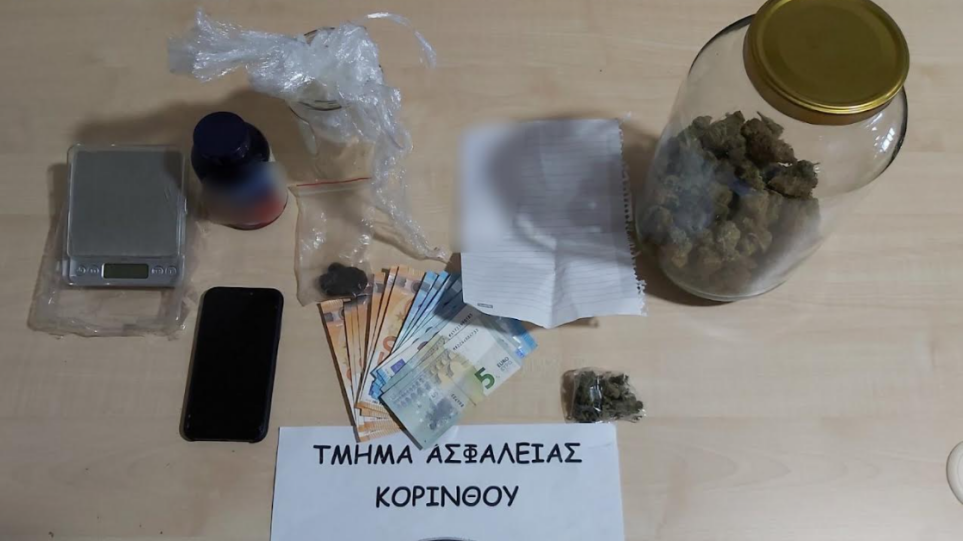 Κόρινθος: Χειροπέδες πέρασε η ΕΛ.ΑΣ σε νεαρό διακινητή ναρκωτικών – Τσάκωσαν «πελάτη» του, έξω από το σπίτι του