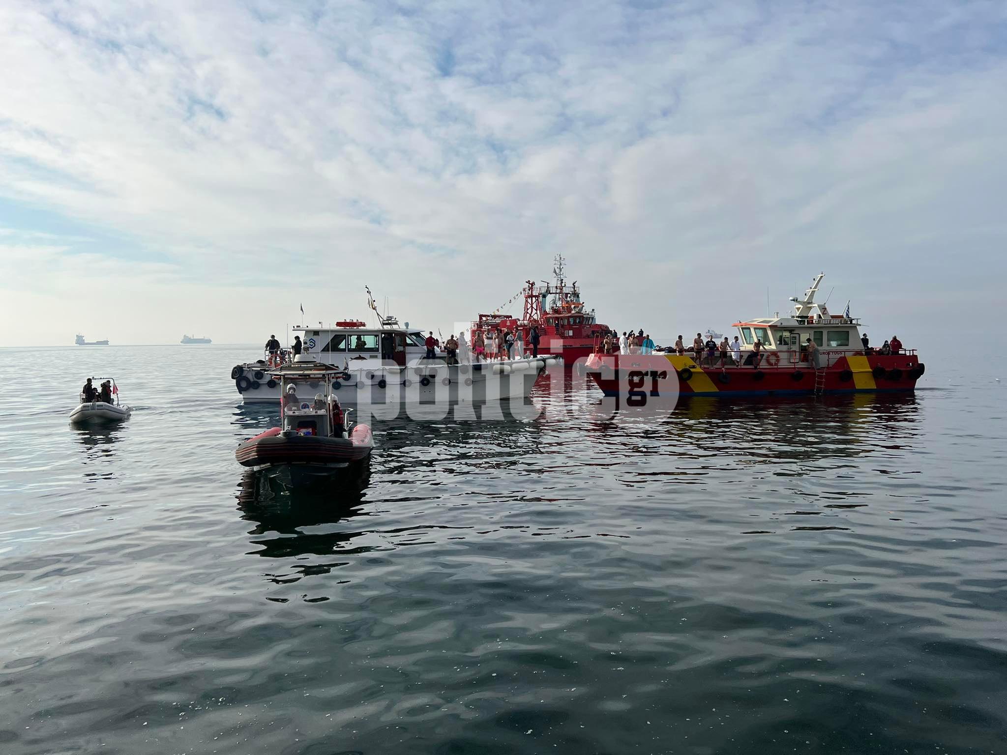 Θεοφάνεια: Αγιασμός των υδάτων και κατάδυση του Τιμίου Σταυρού στη Θεσσαλονίκη (pics & vids)