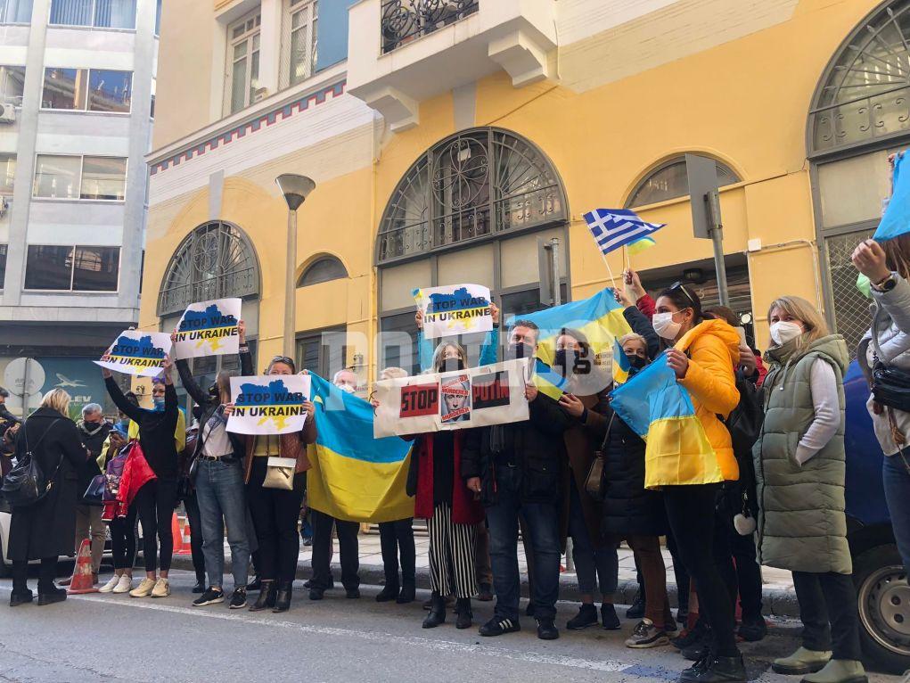 Θεσσαλονίκη: «Καταρρέει» στην κάμερα Ουκρανή πολίτης – Συγκέντρωση έξω από το προξενείο της Ρωσίας (pics & vids)