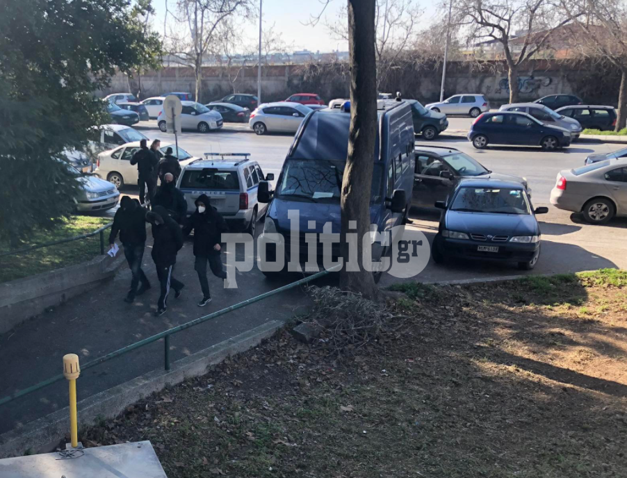 ΤΩΡΑ: Στα δικαστήρια Θεσσαλονίκης ο 20χρονος που παραδόθηκε στις αλβανικές αρχές