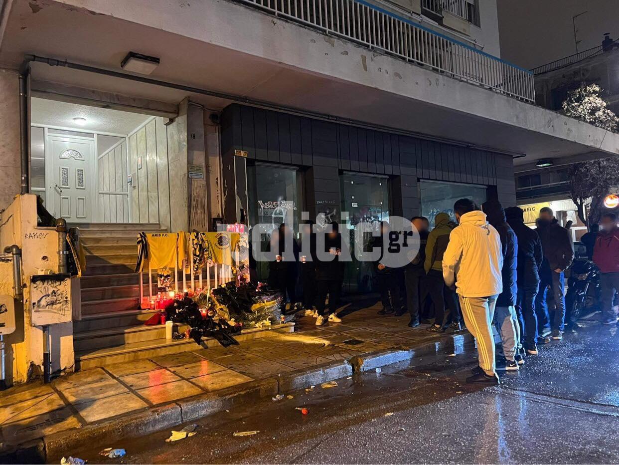 Κεριά και λουλούδια στο σημείο δολοφονίας του 19χρονου Άλκη (pics)