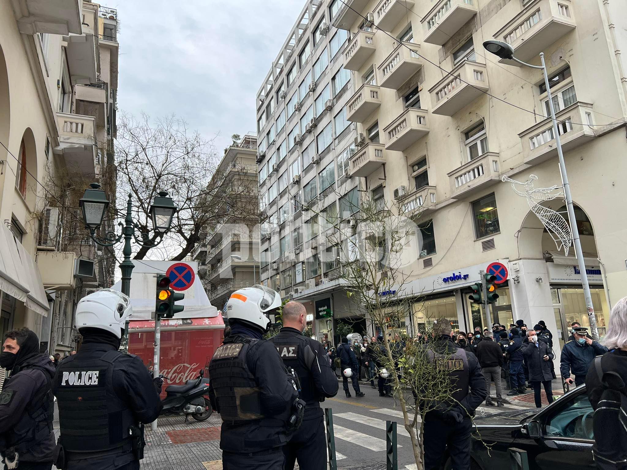 «Παραιτήσου, παραιτήσου» φώναξαν στον Μητσοτάκη υγειονομικοί (pics & vids)
