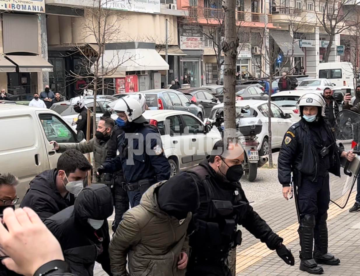 Δολοφονία Άλκη: Στα δικαστήρια οι συλληφθέντες – «Δολοφόνοι» φώναζε ο κόσμος (vid&pics)