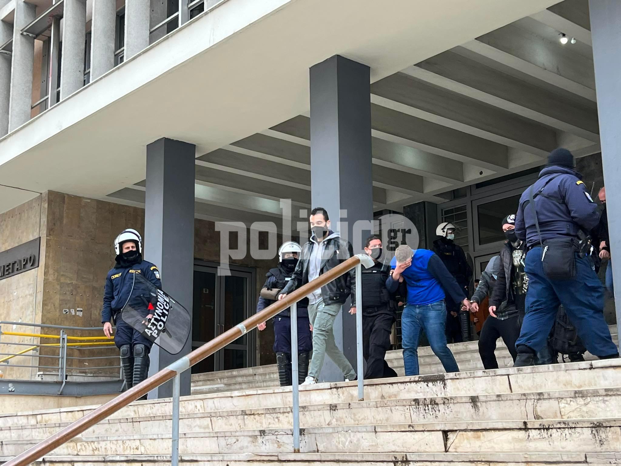 Δολοφονία Άλκη: Πίσω στα κρατητήρια οι 8 συλληφθέντες – Σε εξέλιξη η απολογία του 23χρονου (pics&vid)