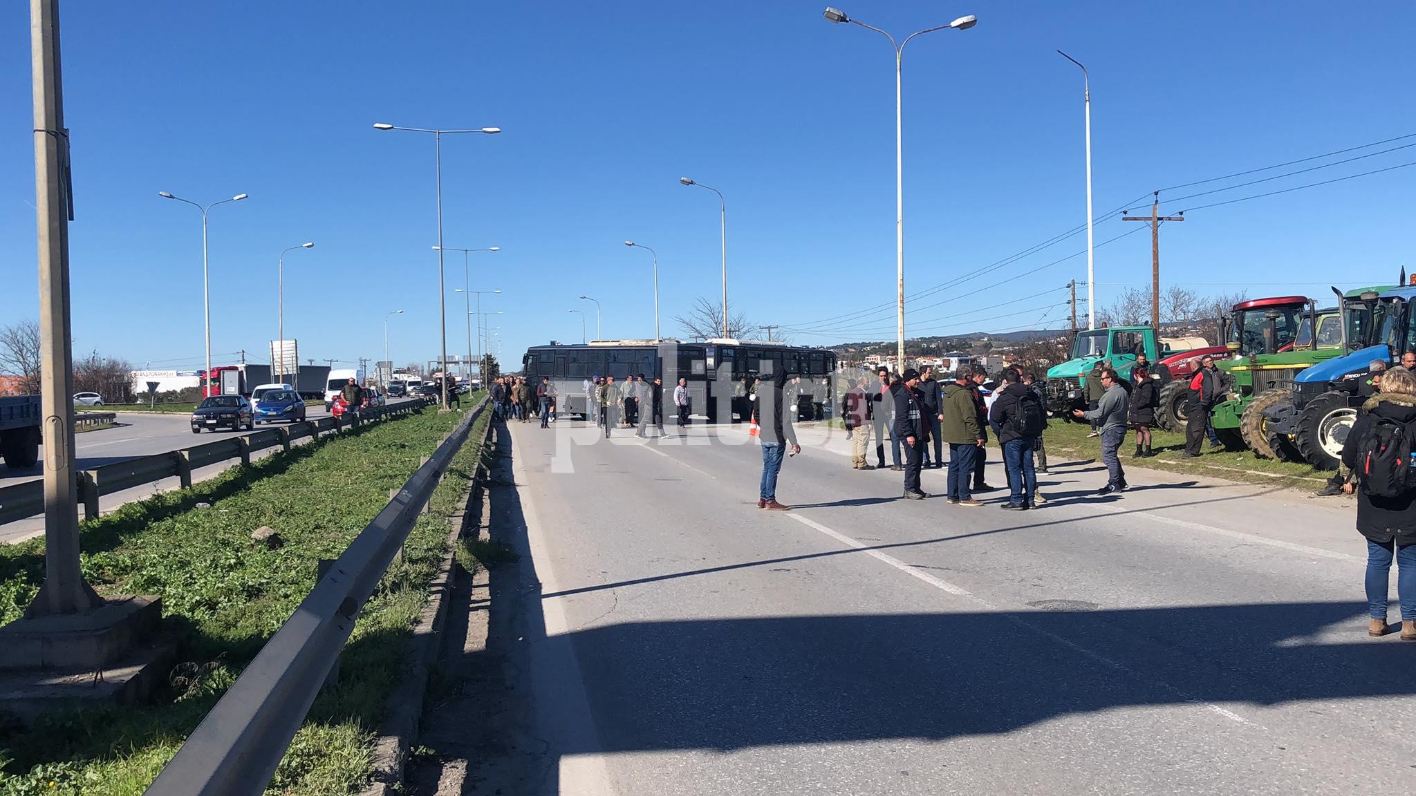 Θεσσαλονίκη: Ξανά στην κυκλοφορία η Μουδανίων – Οι αγρότες αποσύρουν τα τρακτέρ (pics & vids)