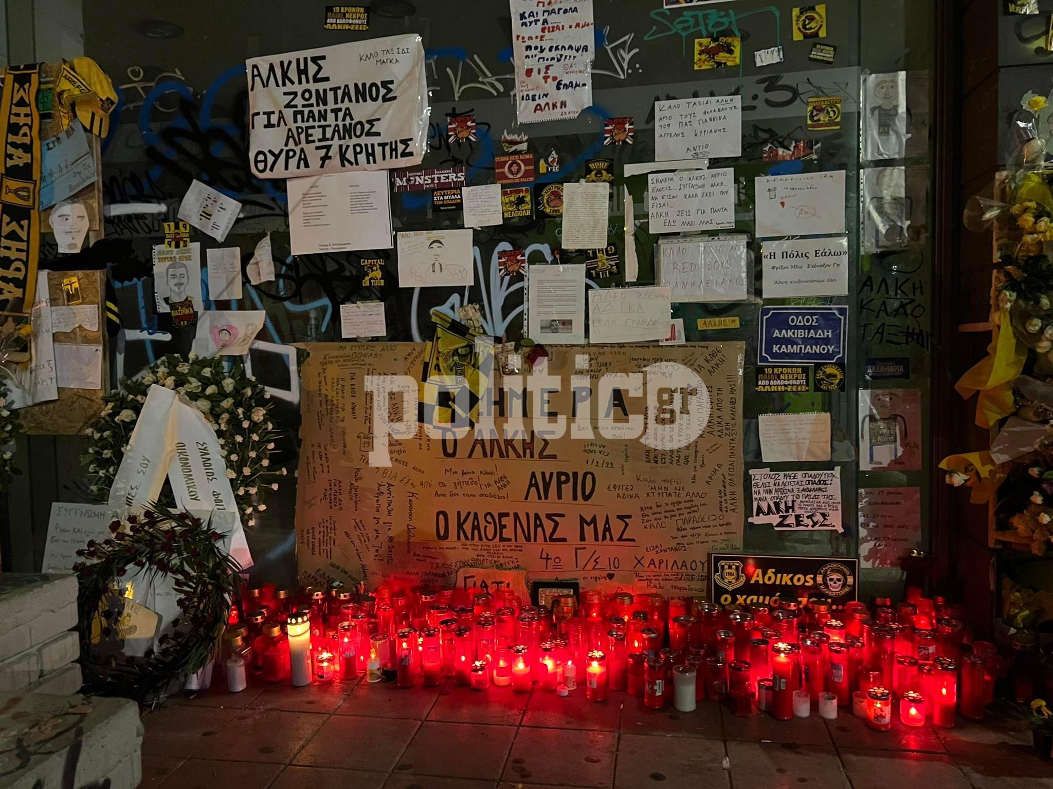 Κόσμος, λουλούδια και συγκίνηση στο σημείο δολοφονίας του Άλκη – «Δεν θέλουμε να υπάρξει επόμενο θύμα» (vid & pics)