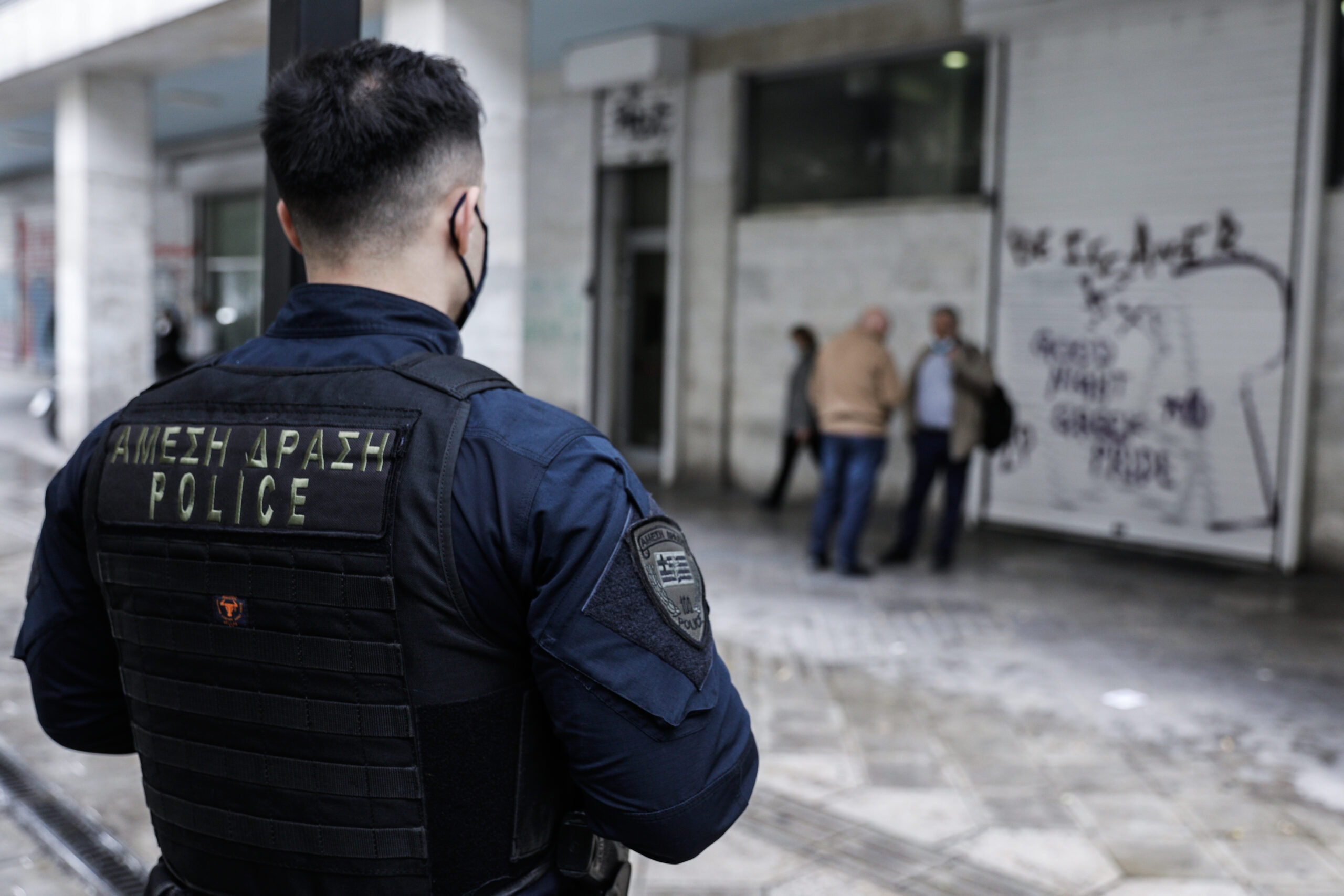 Επίθεση με βαριοπούλες του Ρουβίκωνα στα γραφεία της Αττικής Οδού – Οκτώ συλλήψεις