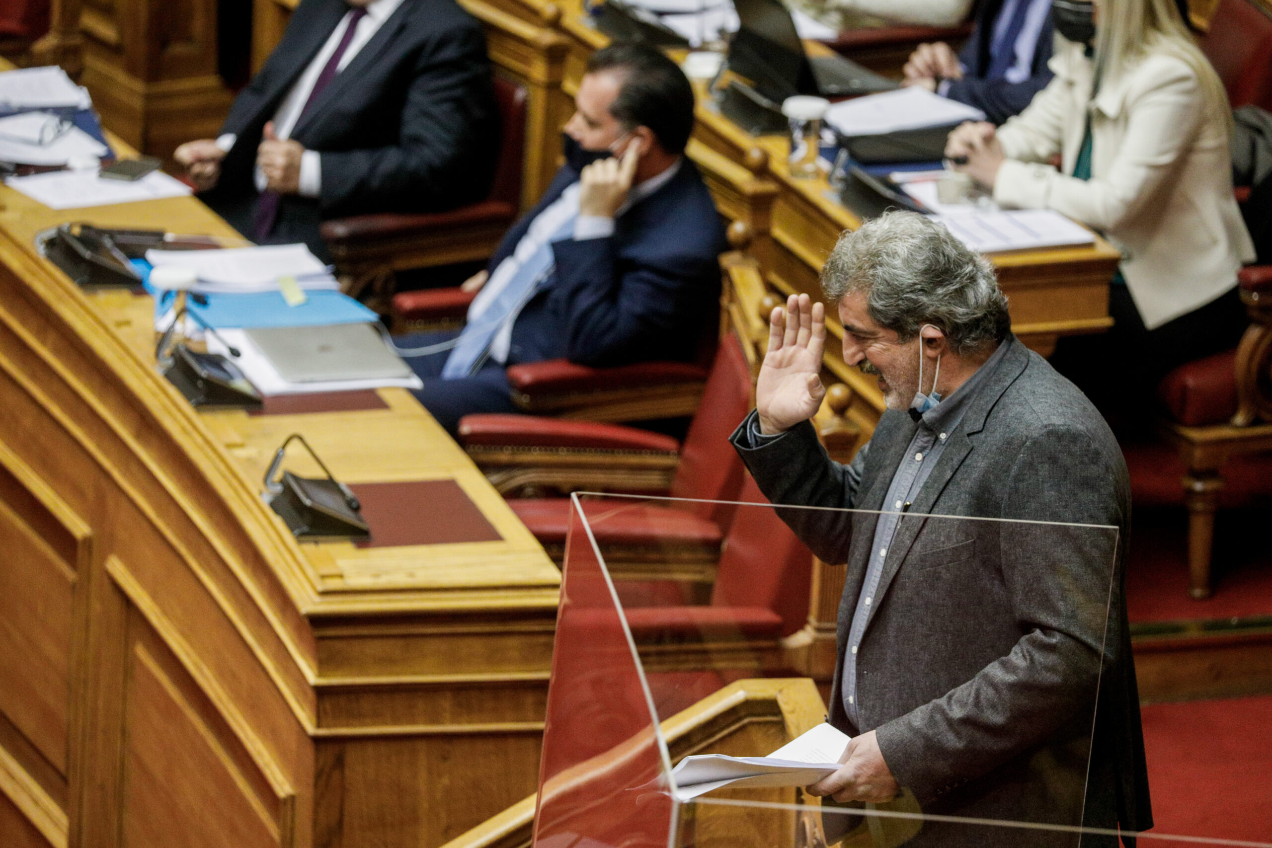 Νέο επεισόδιο στη Βουλή: Η άρνηση του Πολάκη να κατεβεί από το βήμα και το σταυροκόπημα του Άδωνι Γεωργιάδη