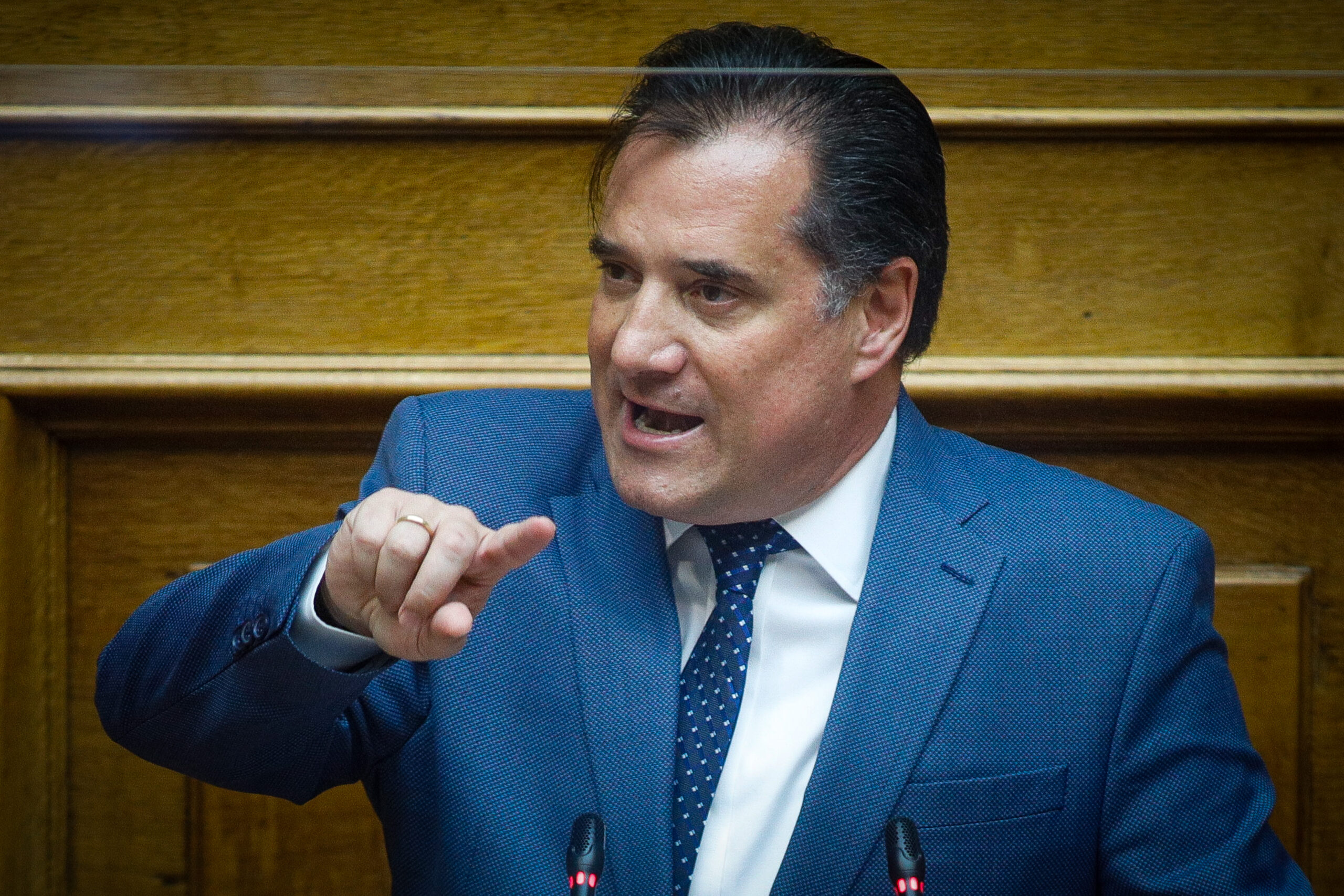 Γεωργιάδης: «Κόρη υπουργού του ΣΥΡΙΖΑ πήρε 130.000 ευρώ για να γυρίσει μία ταινία» (vid)