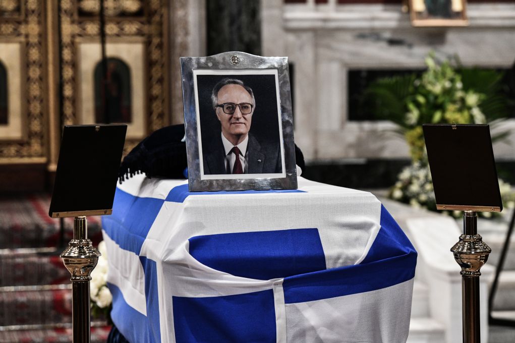 Σε εξέλιξη η εξόδιος ακολουθία του Χρήστου Σαρτζετάκη (pics)
