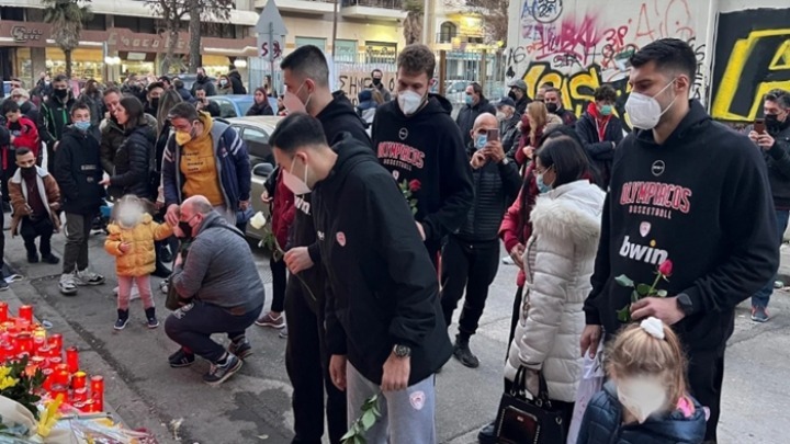 ΚΑΕ Ολυμπιακός: Αντιπροσωπεία στο σημείο που δολοφονήθηκε ο Άλκης