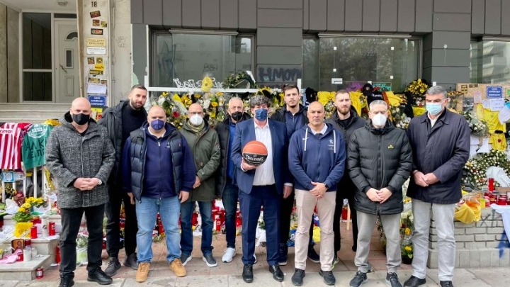 Δολοφονία Άλκη: Αντιπροσωπεία των ΕΣΑΚΕ, ΠΑΟΚ, Αρη, Ιωνικού βρέθηκαν στο σημείο που έπεσε νεκρός