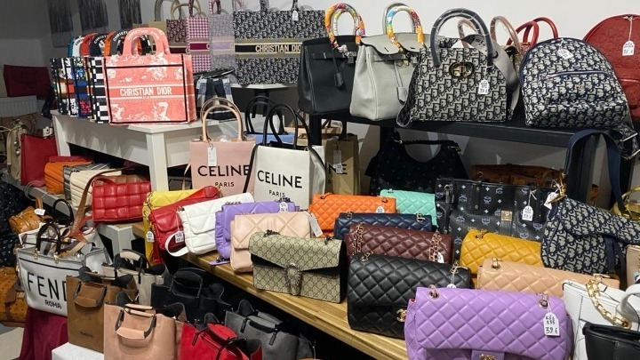 ΔΙΜΕΑ: Πρόστιμα 19.750 ευρώ και καταστροφή «μαϊμού» προϊόντων έπειτα από ελέγχους καταστημάτων στην Αττική