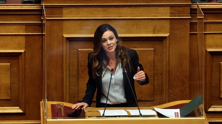 Έ. Αχτσιόγλου: «Αντίληψη της κατοχής ότι μια λαϊκή οικογένεια σήμερα δεν έχει αυτοκίνητο και τρώει φασόλια»