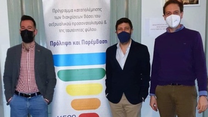 Επίσκεψη του υφ. Πολιτισμού Νικόλα Γιατρομανωλάκη στα γραφεία της γραμμής «11528-ΔΙΠΛΑ ΣΟΥ»