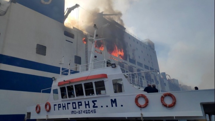 Φλεγόμενο πλοίο στην Κέρκυρα: Αύριο θα επαναληφθούν οι έρευνες στο εσωτερικό του πλοίου