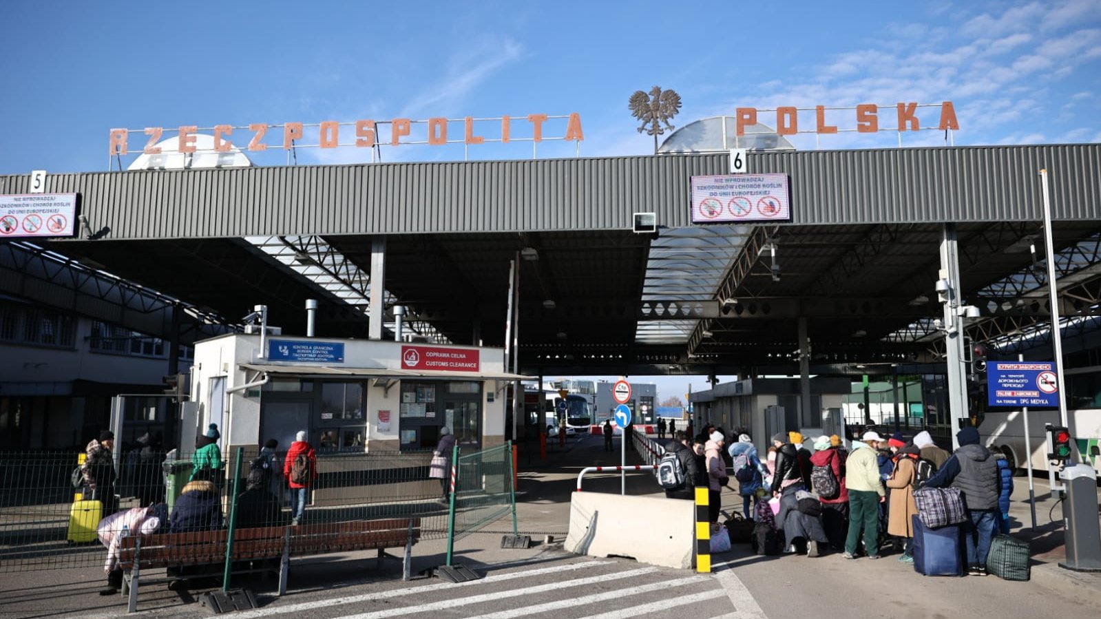 ΕΕ: Περισσότεροι από 300.000 Ουκρανοί έχουν εγκαταλείψει τη χώρα, τα 7 εκατομμύρια αναμένεται να ξεπεράσουν οι εκτοπισμένοι