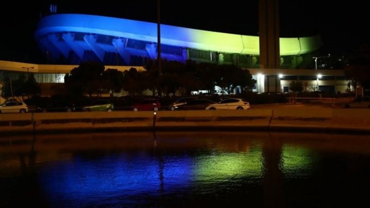 Φωτίστηκε στα χρώματα της ουκρανικής σημαίας το ΣΕΦ