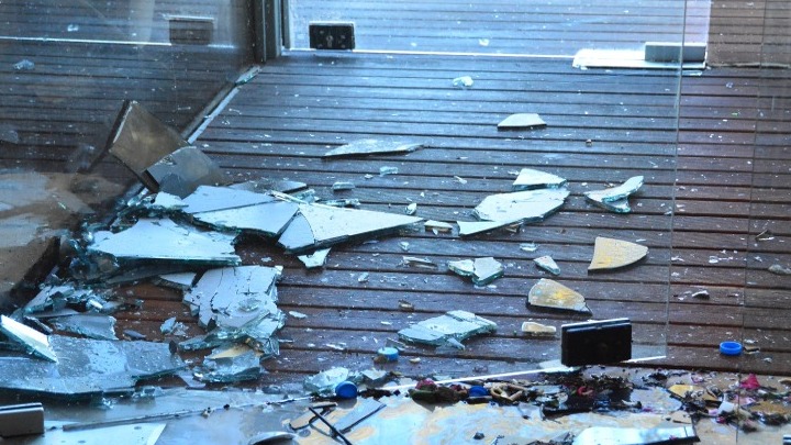 Θεσσαλονίκη: Φθορές σε τζαμαρία υποκαταστήματος τράπεζας στη Νεάπολη