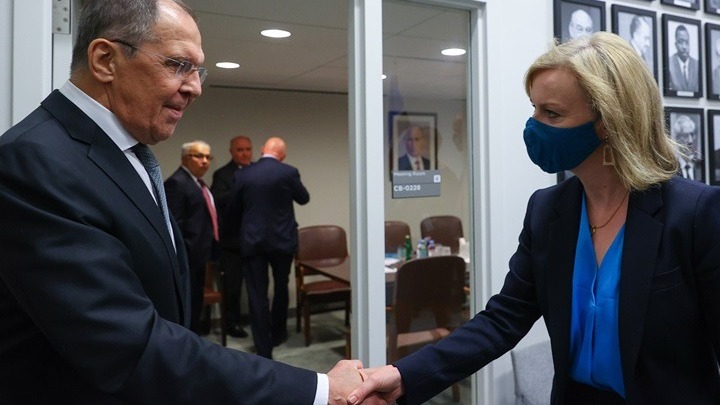 Μεταβαίνει στην Μόσχα η Βρετανίδα ΥΠΕΞ για συνομιλίες με τον Σεργκέι Λαβρόφ