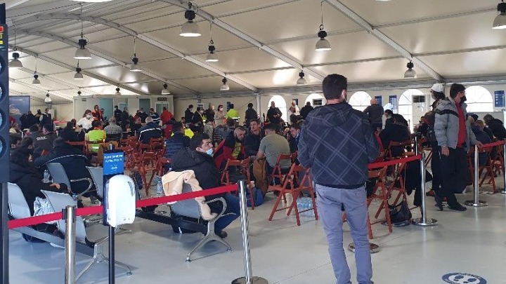 Φωτιά σε πλοίο στην Κέρκυρα: Σε ξενοδοχεία μεταφέρθηκαν οι διασωθέντες επιβαίνοντες