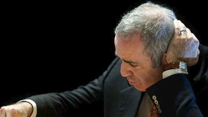 Ο Κασπάροφ ζητά αποκλεισμό της Ρωσίας από τις χρηματοπιστωτικές αγορές