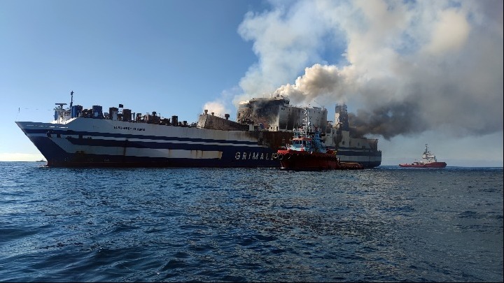 Σημάδι αισιοδοξίας από το φλεγόμενο πλοίο: Εντοπίστηκε ζωντανός αγνοούμενος – Σε εξέλιξη επιχείρηση διάσωσης