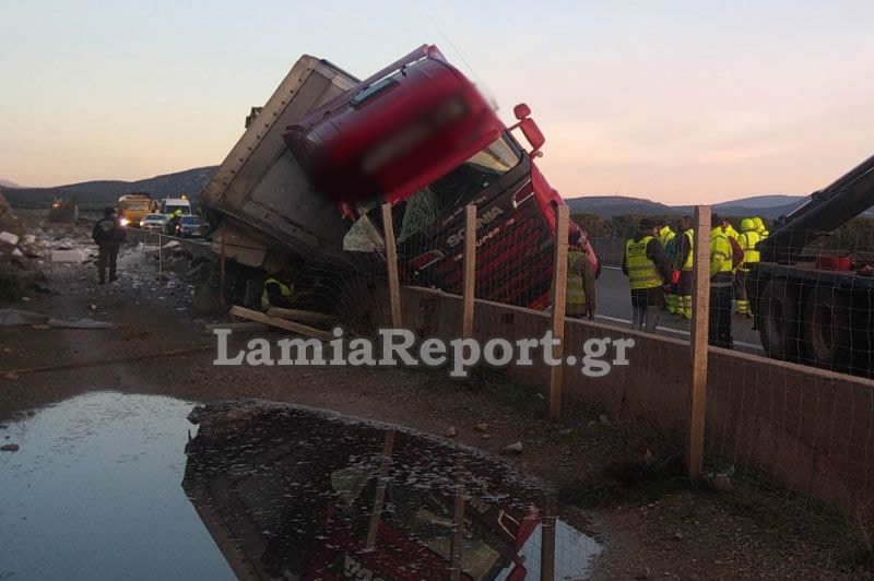 Τροχαίο ατύχημα με νταλίκα επί της Εθνικής Οδού (pics)