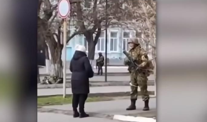 Ουκρανή προς Ρώσο στρατιώτη: «Τι σκ… ήρθατε να κάνετε στη χώρα μας;»